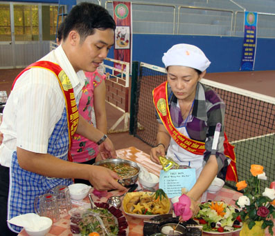 Vợ chồng hợp sức trong cuộc thi nấu ăn. Ảnh: P.LIễu