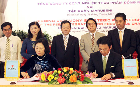 Lãnh đạo Dofico và tập đoàn Marubeni ký kết bản thỏa thuận hợp tác. Ảnh: K. Ngân