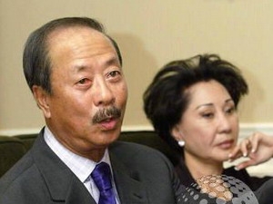 Ông Nguyễn Cao Kỳ cùng vợ tại Thành phố Hồ Chí Minh năm 2004 (Nguồn: AFP)