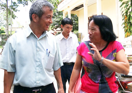 Đại biểu Quốc hội Đặng Ngọc Tùng trao đổi với cử tri ở huyện Nhơn Trạch. Ảnh: T. Toàn