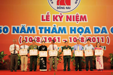 Phó bí thư thường trực Tỉnh ủy Lê Hồng Phương tặng bằng khen cho các tập thể. Ảnh: T. Thúy