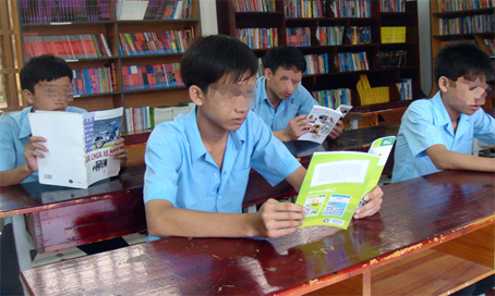 Sau giờ đến lớp, các em học viên thường vào thư viện để đọc truyện, giải trí lành mạnh.      Ảnh: T.MINH