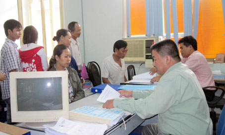Cán bộ Phòng hành chính tư pháp, Sở Tư pháp tiếp dân. Ảnh: N.THƯ