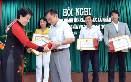 Phó chủ tịch UBND tỉnh Phan Thị Mỹ Thanh trao bằng khen của UBND tỉnh cho các đơn vị làm tốt công tác thuế năm 2010.