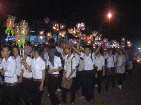 Các em thiếu nhi tham gia đêm hội