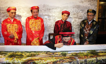 Các đại biểu là lãnh đạo tỉnh Đồng Nai chứng kiến kết nối mũi kim cuối cùng.