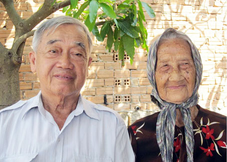 Má Mười và con trai Lê Hà.