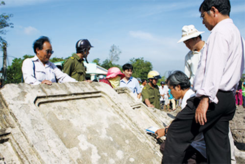 Các nhà nghiên cứu dập hoa văn, ghi chép di tồn Hán Nôm tại hiện trường khai quật - Ảnh: Đoàn khảo cổ cung cấp