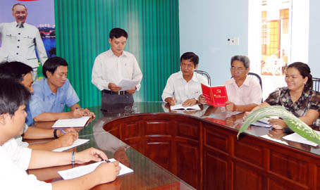 Đảng ủy xã An Phước họp bàn sơ kết 4 năm thực hiện Nghị quyết TW4 (khóa X).  Ảnh: Ngọc Hà
