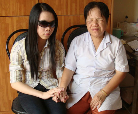 Lúc mới bị tai nạn giao thông, Thủy (bên trái) rất bi quan, giờ đây em đã tìm được một công việc phù hợp với khả năng lao động của mình. Ảnh: T.MINH