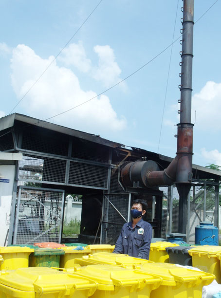 Lò đốt rác y tế hiện thời đã xuống cấp. Ảnh: V. NAM