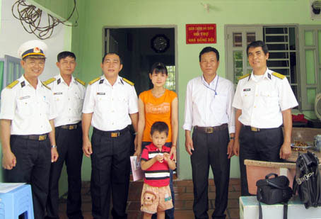 Đại tá Trương Công Thế trao  quyết định tặng Nhà đồng đội cho gia đình quân nhân Lê Trần Phương.