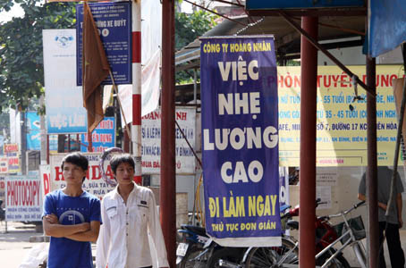 Một trung tâm giới thiệu việc làm kiêm dịch vụ… cầm đồ. 