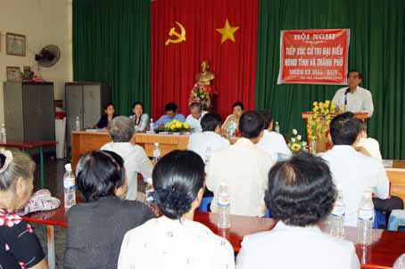 Đồng chí Trần Văn Tư , Chủ tịch HĐND tỉnh phát biểu tại buổi tiếp xúc. Ảnh: N.Tuyết