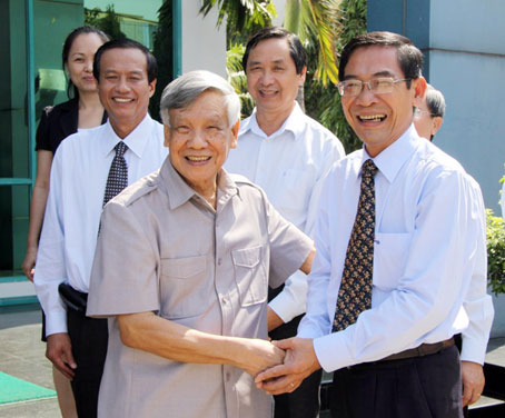Đồng chí Lê Khả Phiêu thăm cán bộ, nhân viên Tổng công ty Tín Nghĩa. Ảnh: C. Nghĩa