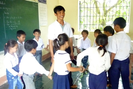 Thầy Kiên và các trò nhỏ ở Đảo Cá giải lao ngay tại lớp học.