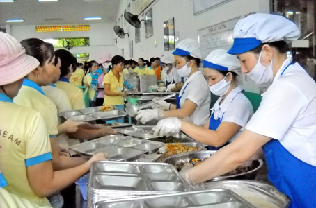 Doanh nghiệp cung cấp suất ăn công nghiệp khó được giảm thuế. Trong ảnh: Nhà ăn công nhân của Công ty Taekwang Vina - KCN Biên Hòa 2. Ảnh: B.NGUYÊN
