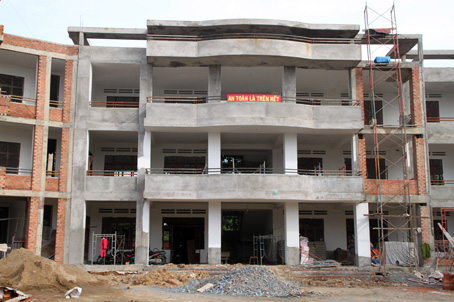Trường tiểu học Tân Mai 2 được đẩy nhanh tiến độ để kịp đưa vào sử dụng trong học kỳ II năm học 2011-2012 này. Ảnh: B. Hường