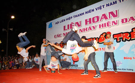Một tiết mục tham dự liên hoan.