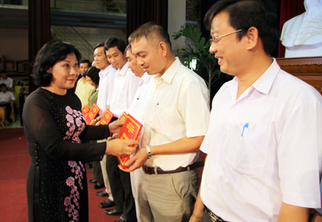 Đồng chí Bùi Ngọc Thanh trao bảng vàng tri ân cho các tổ chức, đơn vị ủng hộ học bổng cho Quỹ “Tiếp bước cho em đến trường”. Ảnh: C. Nghĩa