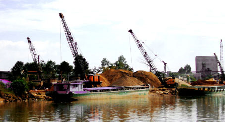 Hoạt động khai thác cát, đá ở Đồng Nai. (Ảnh minh họa)            Ảnh: T.N