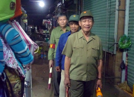 Tổ bảo vệ đang tuần tra.