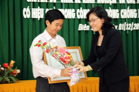 Phó chủ tịch HĐND tỉnh Huỳnh Thị Nga trao bằng khen của Bộ Y tế cho các cá nhân. Ảnh: B. Hường