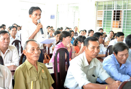 Cử tri TX. Long Khánh phát biểu ý kiến. Ảnh: K. GIớI