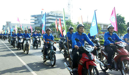 Đoàn viên thanh niên tham gia diễu hành hưởng ứng.  Ảnh: N. Tuyết