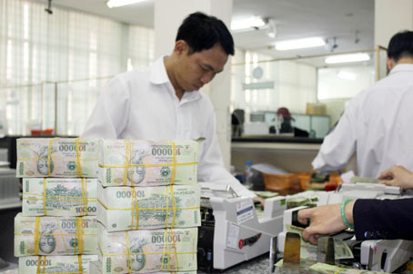 Lãi vay tại các ngân hàng lớn đang hạ thêm, so với đầu tháng 10-2011, lãi vay sản xuất kinh doanh đã hạ từ 0,5 - 2,5%/năm. Ảnh: V. LÂM