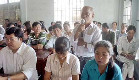 Cử tri xã Gia Tân 2 phát biểu tại buổi tiếp xúc. Ảnh: T. Danh