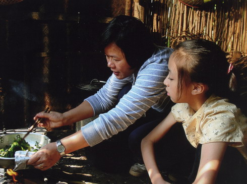 Đạo diễn Nhuệ Giang trao đổi với diễn viên nhí Hoài Linh trước một cảnh quay.