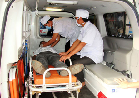 Chuyển bệnh nhân đi cấp cứu bằng xe cấp cứu của một cơ sở tư nhân ở Biên Hòa. Ảnh: P. Liễu