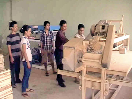 Đào tạo nghề gỗ cho lao động nông thôn ở Trảng Bom. Ảnh: T.TÂM