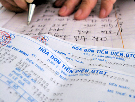 Tăng giá điện làm người dân phải tính toán lại việc chi tiêu và phải tiết kiệm điện hơn. Ảnh: T.L