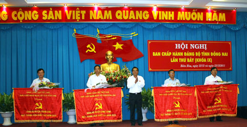 Bí thư Tỉnh ủy Trần Đình Thành trao cờ thi đua xuất sắc cho các Đảng bộ trực thuộc. Ảnh: H.Anh
