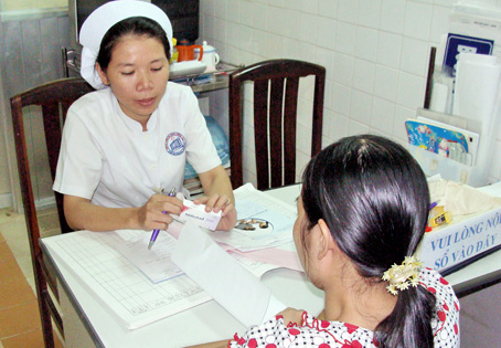 Tư vấn cho chị em về chăm sóc sức khỏe sinh sản. Ảnh: P.Liễu