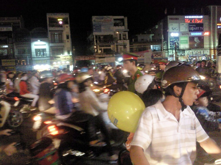 Nhân dân đi chơi đêm Noel ở TP.Biên Hòa đêm 24-12. Ảnh: H.DUYÊN