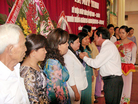 Phó chủ tịch UBND tỉnh Nguyễn Thành Trí trao kỷ niệm chương cho cán bộ dân số qua các thời kỳ. Ảnh: P. Liễu