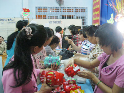 Chị em hội viên phụ nữ ở TX.Long Khánh trong ngày hội thu heo đất tiết kiệm. 