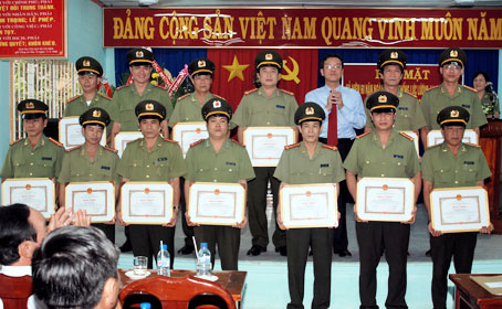 Đồng chí Đinh Quốc Thái trao Bằng khen cho các tập thể , cá nhân xuất sắc