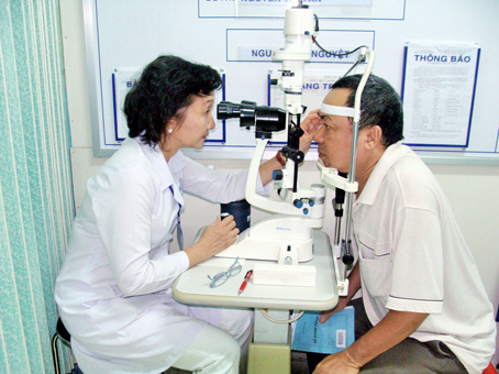 Kiểm tra mắt tại khoa mắt Bệnh viện đa khoa Đồng Nai. Ảnh: P.Liễu