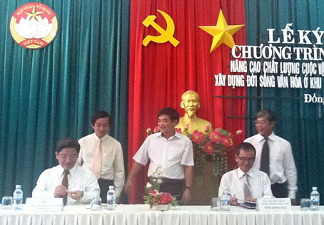 Lãnh đạo hai bên ký kết chương trình phối hợp.