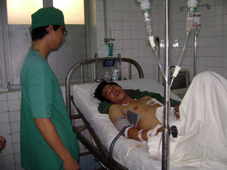 Chăm sóc người bị tai nạn giao thông tại Bệnh viện đa khoa Thống Nhất.