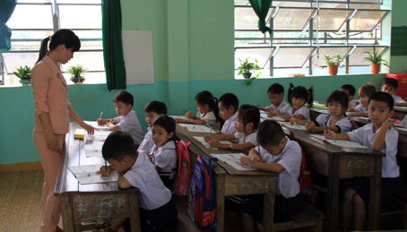 Giờ lên lớp của cô và trò Trường tiểu học Trưng Vương (huyện Định Quán).