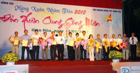 Đồng chí Đặng Ngọc Tùng (thứ 6 từ trái qua) tặng hoa cho các đơn vị tham gia chương trình.