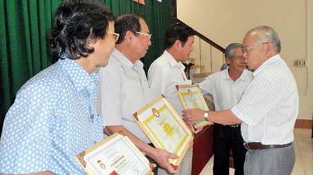Trao bằng khen cho các cá nhân, tâp thể xuất sắc