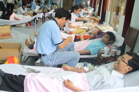Cán bộ, công nhân viên các ban, ngành cấp tỉnh tham gia hiến máu.