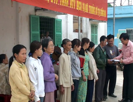 Trao quà cho người nghèo ở huyện Thống Nhất. Ảnh: TIến Thụ
