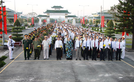 Đoàn đại biểu đến viếng nghĩa trang liệt sĩ tỉnh.